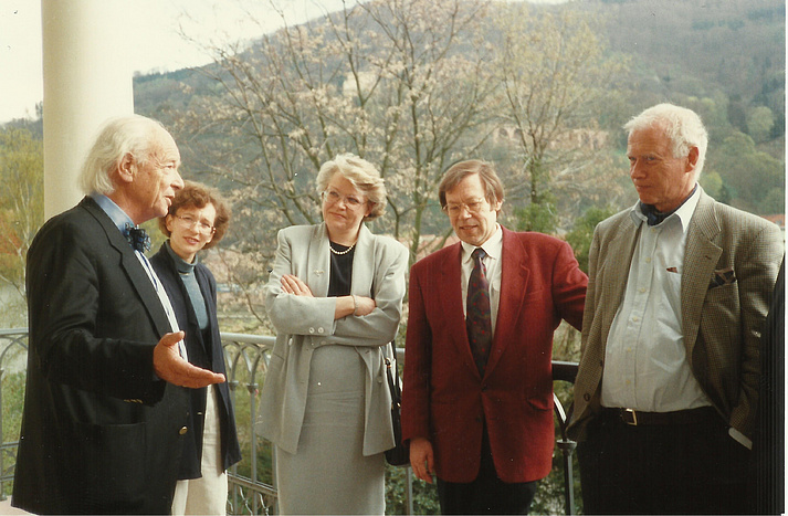 Meeting of the Editorial Board at the Fallensteinvilla in Ziegelhäuser Landstraße 17, Heidelberg, where Max Weber lived from 1910 until 1919. Photo of the editors of the Max Weber-Gesamtausgabe taken on the residence’s balcony: M. Rainer Lepsius, Wolfgang Schluchter and Wolfgang Mommsen with Edith Hanke and Birgitt Morgenbrod, April 1993 (photo privately owned)